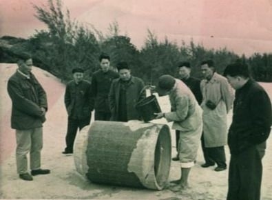 谷文昌（左一）與工程技術(shù)人員解決地下水供給（資料照片）。谷文昌帶領(lǐng)群眾修建了22座水庫(kù)和705處永久性水利工程，緩解了東山縣水資源極度缺乏的難題。