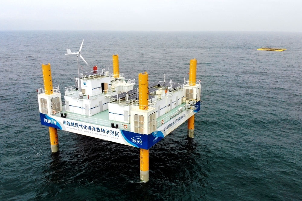 這是應用5G技術(shù)的山東長島綜合試驗區(qū)南隍城國家級海洋牧場示范區(qū)海上平臺（2020年8月8日攝，無人機照片）。中國（山東）自由貿(mào)易試驗區(qū)設(shè)立以來，一系列大膽試、大膽闖、自主改的政策逐步落實，制度創(chuàng)新打通堵點、釋放活力，成為深化對外開放、發(fā)展海洋經(jīng)濟的重要抓手。