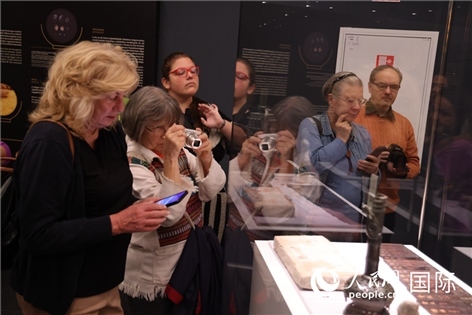 嘉賓參觀展覽。人民網(wǎng)記者禹麗敏 攝。