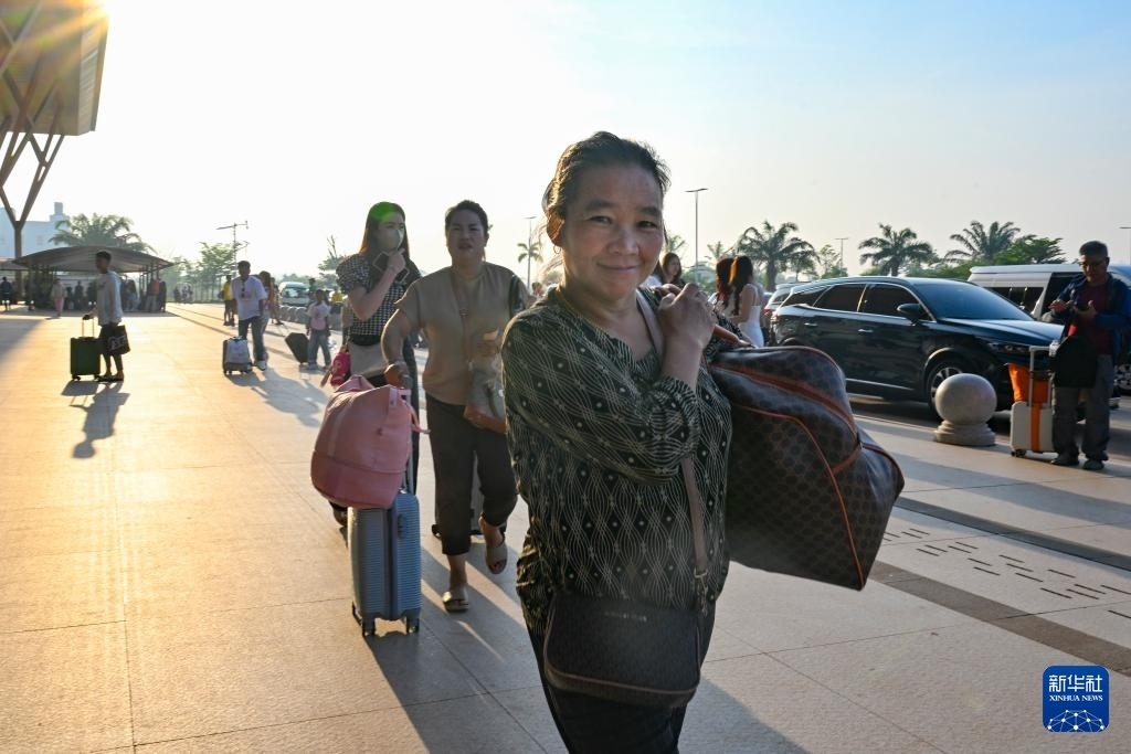 這是10月12日在老撾萬象中老鐵路萬象站拍攝的一名女子。新華社記者 程一恒 攝