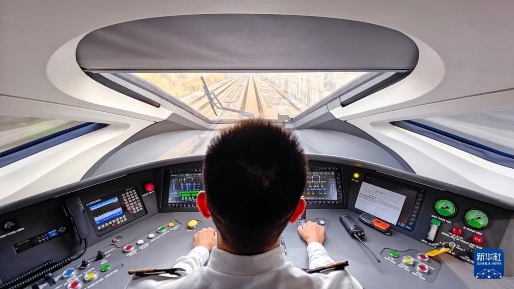 9月12日，司機駕駛高速動車組列車行駛在雅萬高鐵上（手機照片）。新華社記者 徐欽 攝