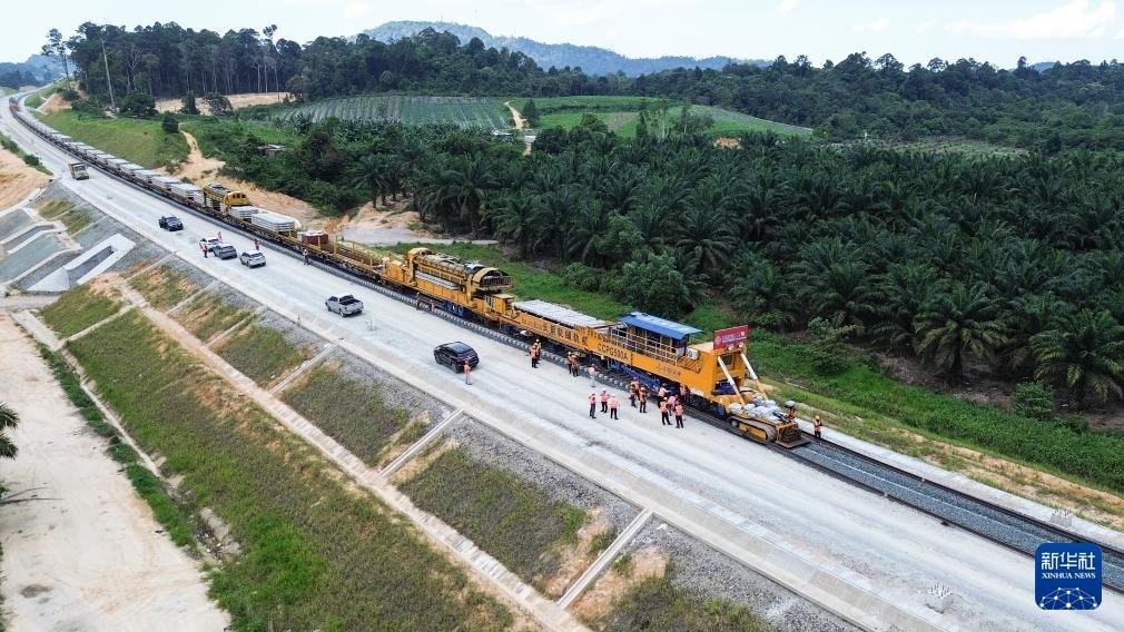 這是5月6日在馬來西亞彭亨州航拍的馬東鐵項目的鋪軌現(xiàn)場。新華社記者 程一恒 攝