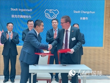 （10月16日，第十屆巴伐利亞中國日在慕尼黑舉行。圖為簽約儀式現(xiàn)場。人民網(wǎng)記者劉赫攝）