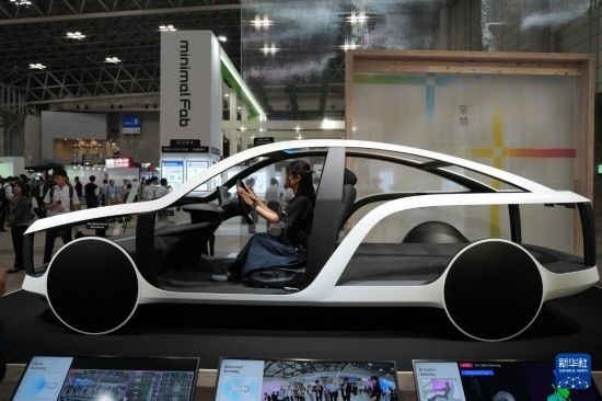 這是10月17日在日本千葉縣舉行的日本高新技術(shù)博覽會上拍攝的，索尼公司展示的概念車模型。新華社記者 錢錚 攝