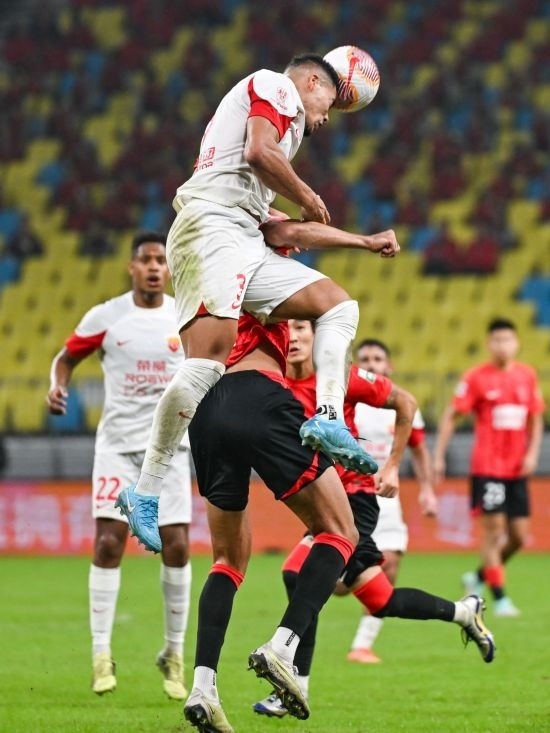 10月18日，上海海港隊(duì)球員蔣光太（上）在比賽中和成都蓉城隊(duì)球員費(fèi)利佩（下）爭頂。新華社記者 王曦 攝