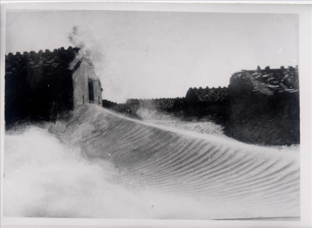 昔日的東山島風沙掩埋部分村民村舍（資料照片）。