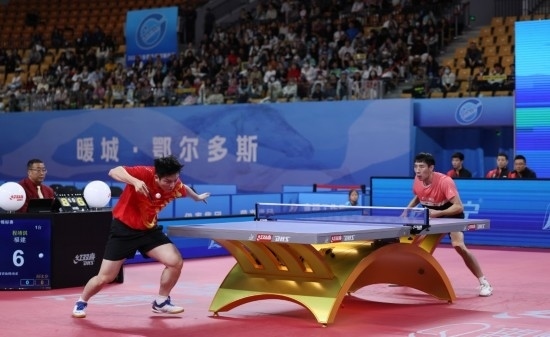 10月18日，上海隊選手樊振東（左）在單打比賽中發(fā)球。他3:2戰(zhàn)勝福建隊選手程靖淇。新華社記者 王楷焱 攝