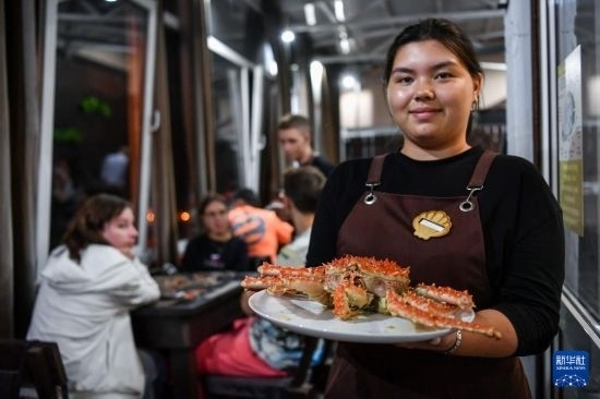 9月2日，俄羅斯符拉迪沃斯托克一家餐館的服務(wù)員在展示帝王蟹。新華社記者 曹陽(yáng) 攝