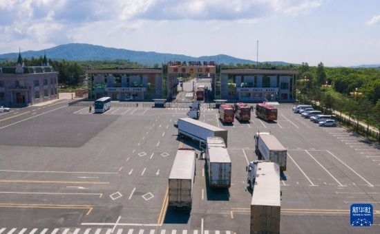 2019年6月22日，往返于中國(guó)和俄羅斯的貨車在中俄琿春口岸前排隊(duì)等待通關(guān)（無(wú)人機(jī)照片）。