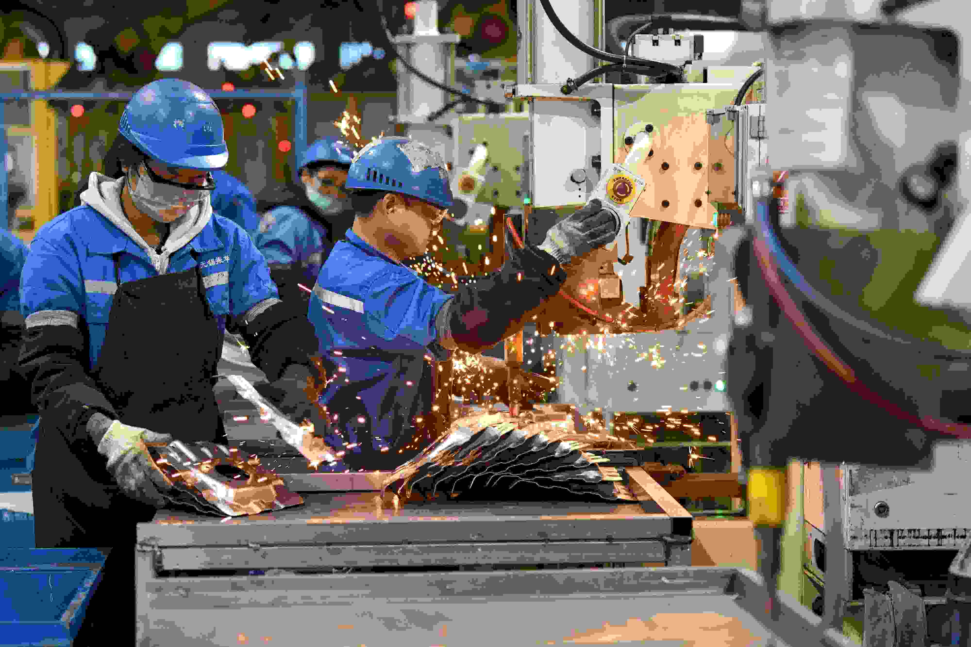 2023年2月7日，福建省寧德市蕉城區(qū)一家汽車零部件生產(chǎn)企業(yè)的生產(chǎn)線上一派繁忙景象。