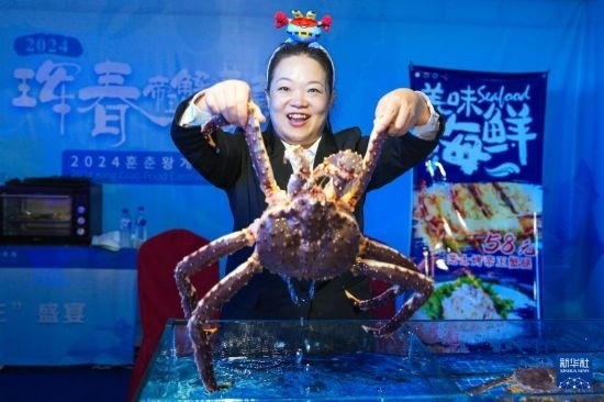 9月19日，在吉林省琿春市，商家在展示售賣的帝王蟹。新華社記者 許暢 攝