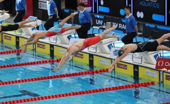 10月18日，中國選手張雨霏（右二）在女子50米自由泳預(yù)賽中出發(fā)。新華社記者 方喆 攝