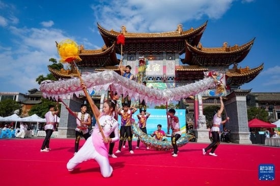 10月19日，四川師范大學(xué)舞龍隊在傳統(tǒng)舞龍項目中比賽，最終他們獲得該項目銀獎。