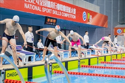 參賽選手在游泳救生項(xiàng)目比賽中。賽事主辦方供圖