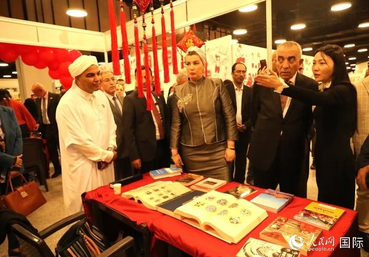 第二十三屆約旦安曼國(guó)際書展于10月10日至19日在約旦展覽中心舉行，約旦政府和民間各界人士在中國(guó)展臺(tái)翻閱圖書，熱烈交流互動(dòng)，感受中華文化之美。人民網(wǎng)記者 李瀟攝