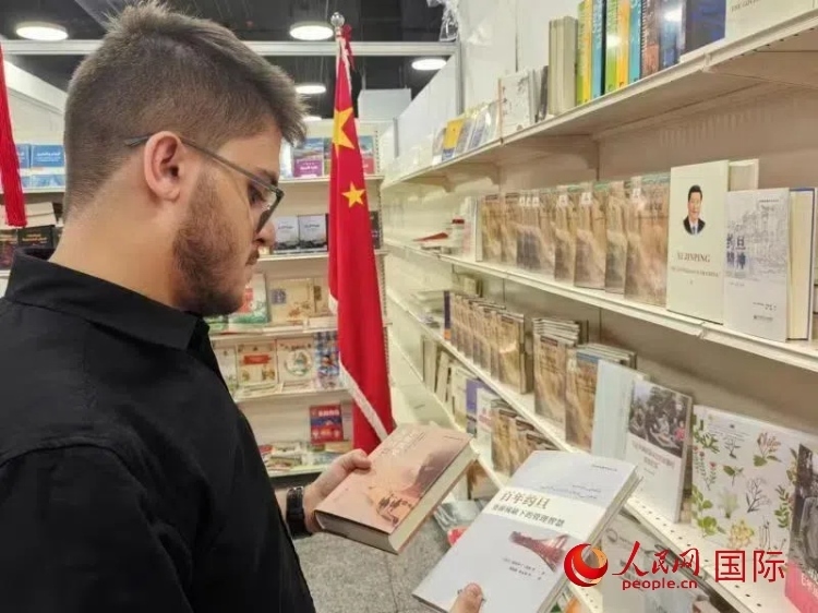 第二十三屆約旦安曼國(guó)際書展于10月10日至19日在約旦展覽中心舉行，約旦政府和民間各界人士在中國(guó)展臺(tái)翻閱圖書，熱烈交流互動(dòng)，感受中華文化之美。人民網(wǎng)記者 李瀟攝