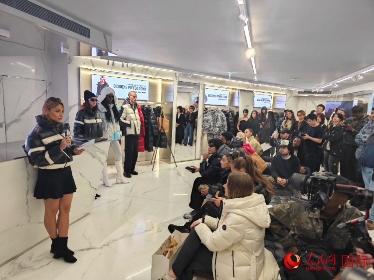 英國(guó)時(shí)尚博主分享自己的穿搭心得。人民網(wǎng)記者 邢雪攝