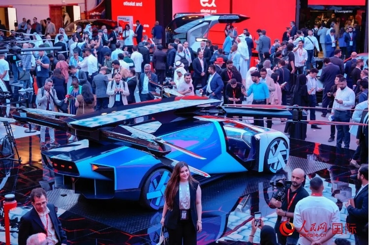 小鵬匯天陸空一體式飛行汽車備受關注。人民網(wǎng) 塔里克·易卜拉欣攝