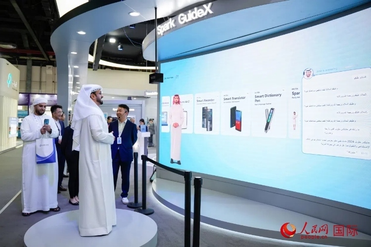 觀眾在科大訊飛展臺與虛擬人對話。人民網(wǎng) 塔里克·易卜拉欣攝