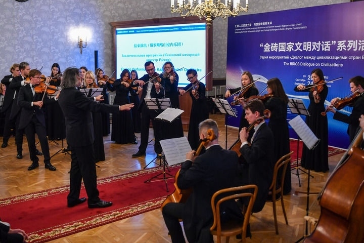 2024年9月24日，在俄羅斯喀山，俄羅斯喀山室內(nèi)樂團(tuán)演奏傳統(tǒng)曲目?！敖鸫u國家文明對話”系列活動24日在俄羅斯喀山舉行，來自中國、俄羅斯、巴西、印度、南非、伊朗等金磚國家的相關(guān)機(jī)構(gòu)、各領(lǐng)域?qū)＜覍W(xué)者及青年代表等300多人參加。新華社記者 曹陽 攝