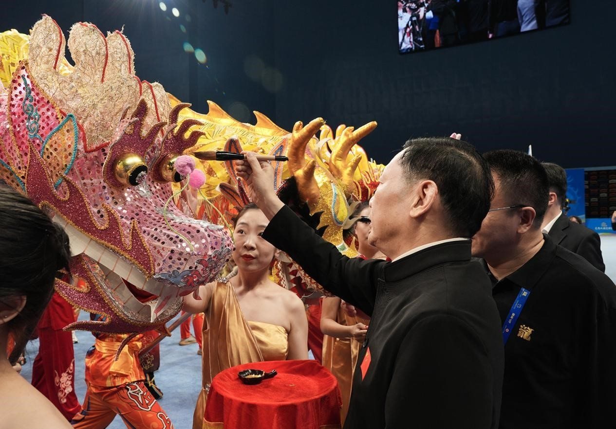 出席開賽儀式的領(lǐng)導(dǎo)及嘉賓共同為參賽龍獅隊(duì)點(diǎn)睛。（受訪者供圖）
