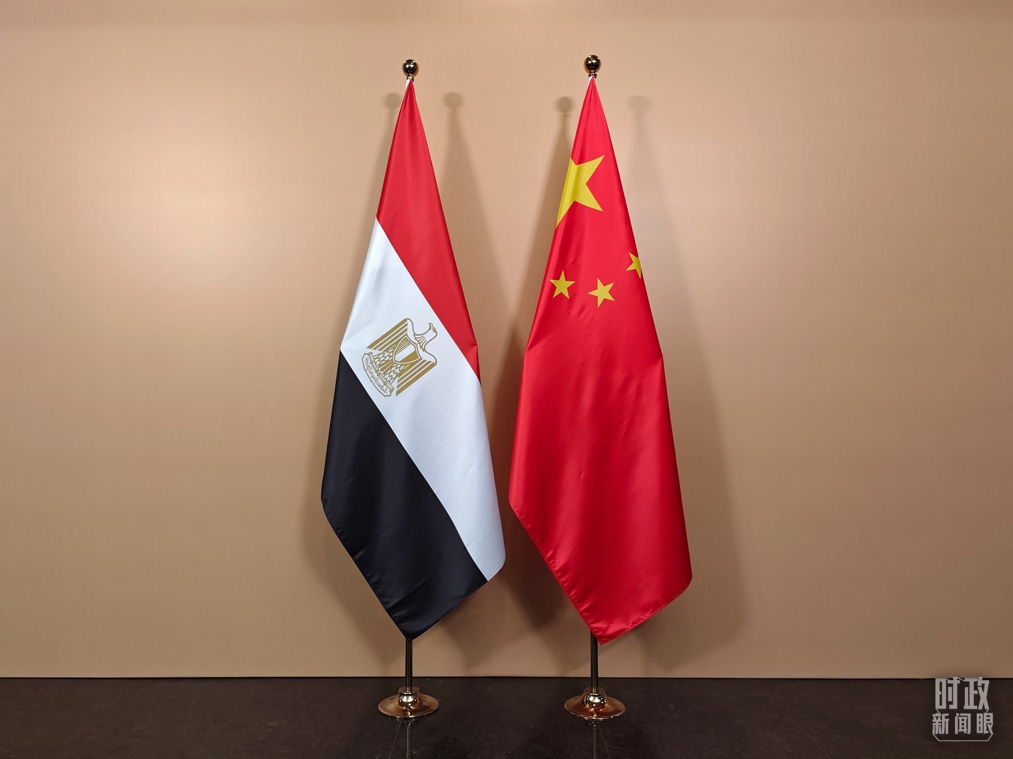 △ 會(huì)見廳外的中國埃及兩國國旗。（總臺(tái)央視記者彭漢明拍攝）