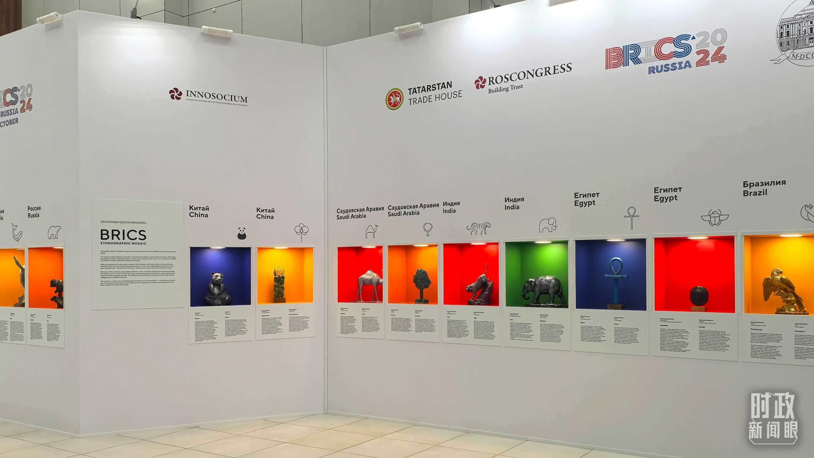 △ 喀山會(huì)展中心內(nèi)展示的金磚國家工藝品。（總臺(tái)央廣記者潘毅拍攝）