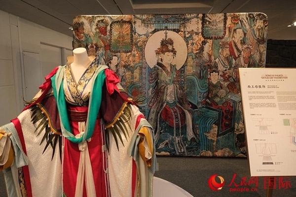 壁畫服飾的實(shí)物復(fù)刻展示。人民網(wǎng)記者 尚凱元攝