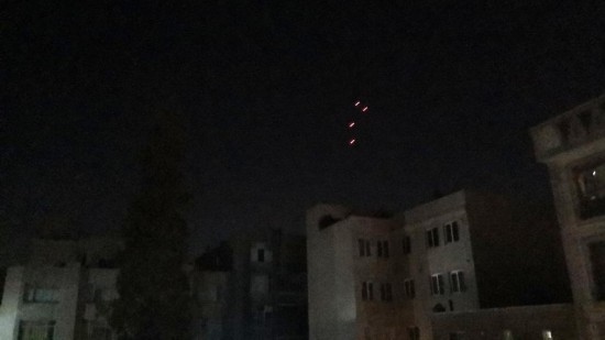  這是10月26日4點50分左右拍攝的德黑蘭市區(qū)。當?shù)貢r間26日凌晨，新華社記者在伊朗首都德黑蘭多次聽到爆炸聲。新華社記者姚兵攝