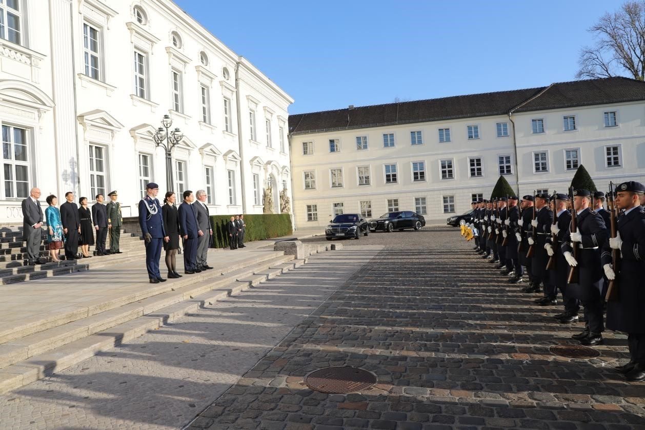 新任中國(guó)駐德國(guó)大使鄧洪波向德國(guó)總統(tǒng)施泰因邁爾遞交國(guó)書(shū)。中國(guó)駐德國(guó)大使館供圖