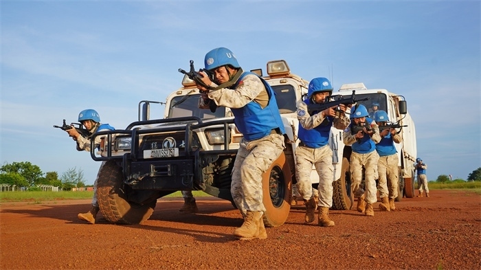 應急分隊戰(zhàn)術行進。張洪奧攝