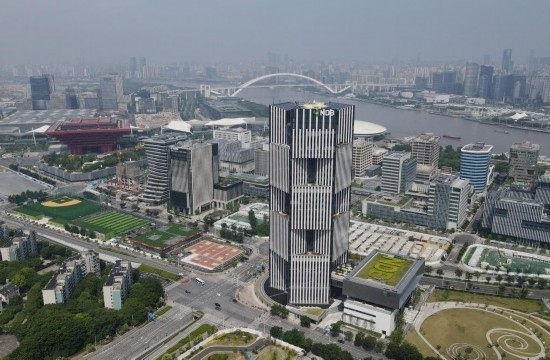 位于中國上海浦東新區(qū)世博園區(qū)的金磚國家新開發(fā)銀行總部大樓（2022年6月17日攝，無人機(jī)照片）。新華社記者方喆攝
