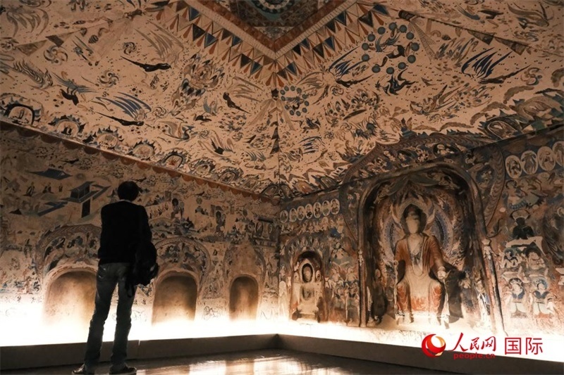 觀眾仿佛置身于數(shù)字復原的敦煌第285窟。人民網(wǎng)記者 尚凱元攝 