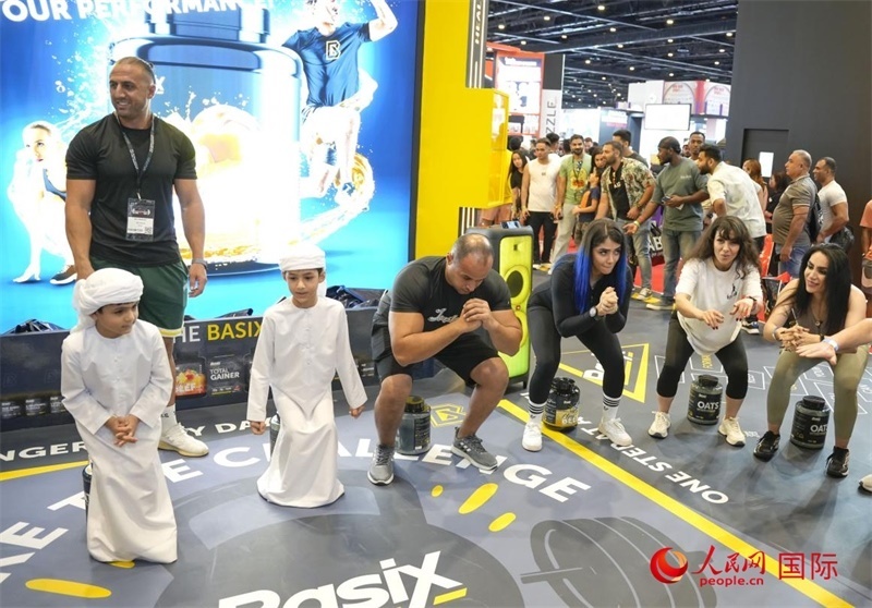 觀眾參加“蹲馬步”比賽。人民網(wǎng)中東中心分社塔里克·易卜拉欣攝