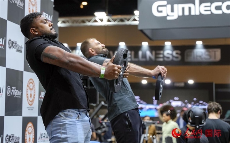 觀眾參加舉重物比賽。人民網(wǎng)中東中心分社塔里克·易卜拉欣攝