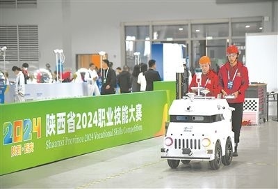 參賽選手在陜西省2024職業(yè)技能大賽新能源汽車智能化技術(shù)賽項比賽中。新華社記者 張博文攝