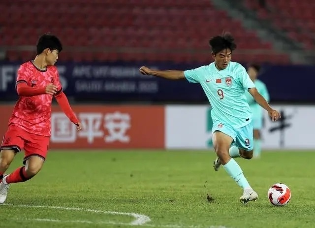 國(guó)少隊(duì)球員魏祥鑫（右）比賽中傳球。新華社記者 李鋼攝