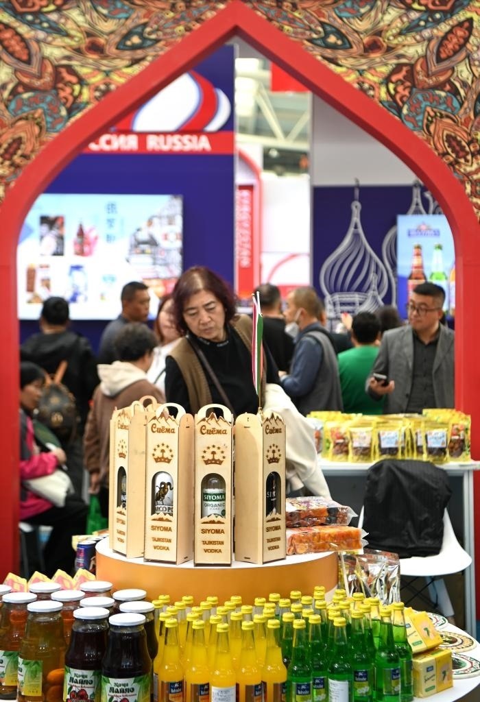 10月25日，觀眾在楊凌農(nóng)高會(huì)上合組織國(guó)家農(nóng)業(yè)展區(qū)了解農(nóng)產(chǎn)品。新華社記者 鄒競(jìng)一 攝