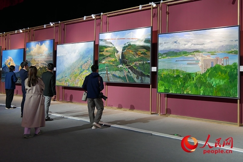 觀眾正在欣賞畫作。人民網(wǎng)記者 韋衍行攝