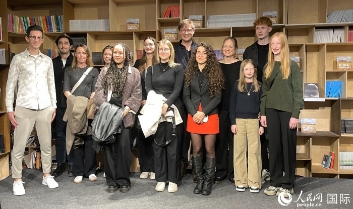 德國建筑師克里斯托夫·黑塞（右六）和合作者。人民網(wǎng) 鄭蘅夏攝