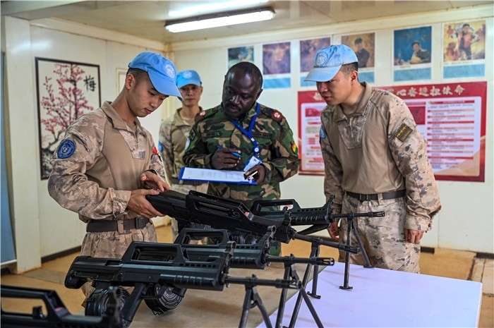 檢查槍支性能。孫千攝