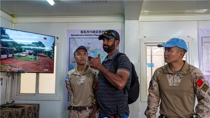 核查官員稱贊。王軍杰攝