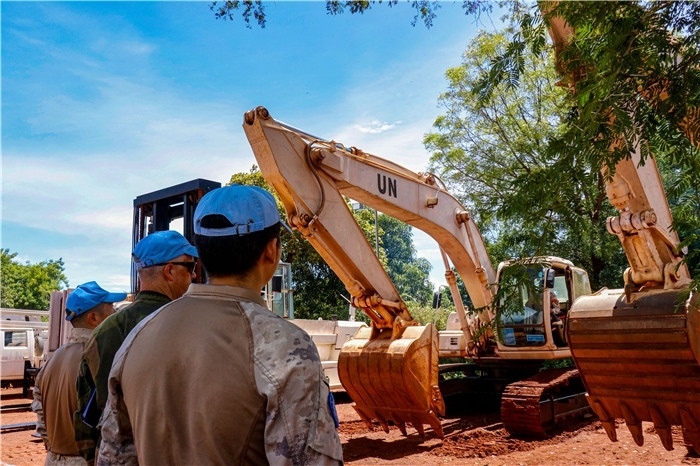 檢查裝備性能。謝坤攝