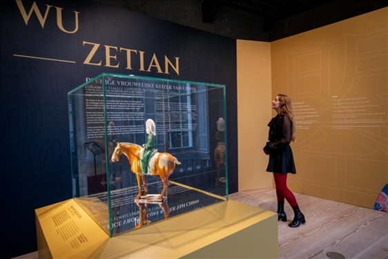 圖為觀眾在參觀“一代女皇武則天展”。（中華人民共和國駐荷蘭王國大使館供圖）