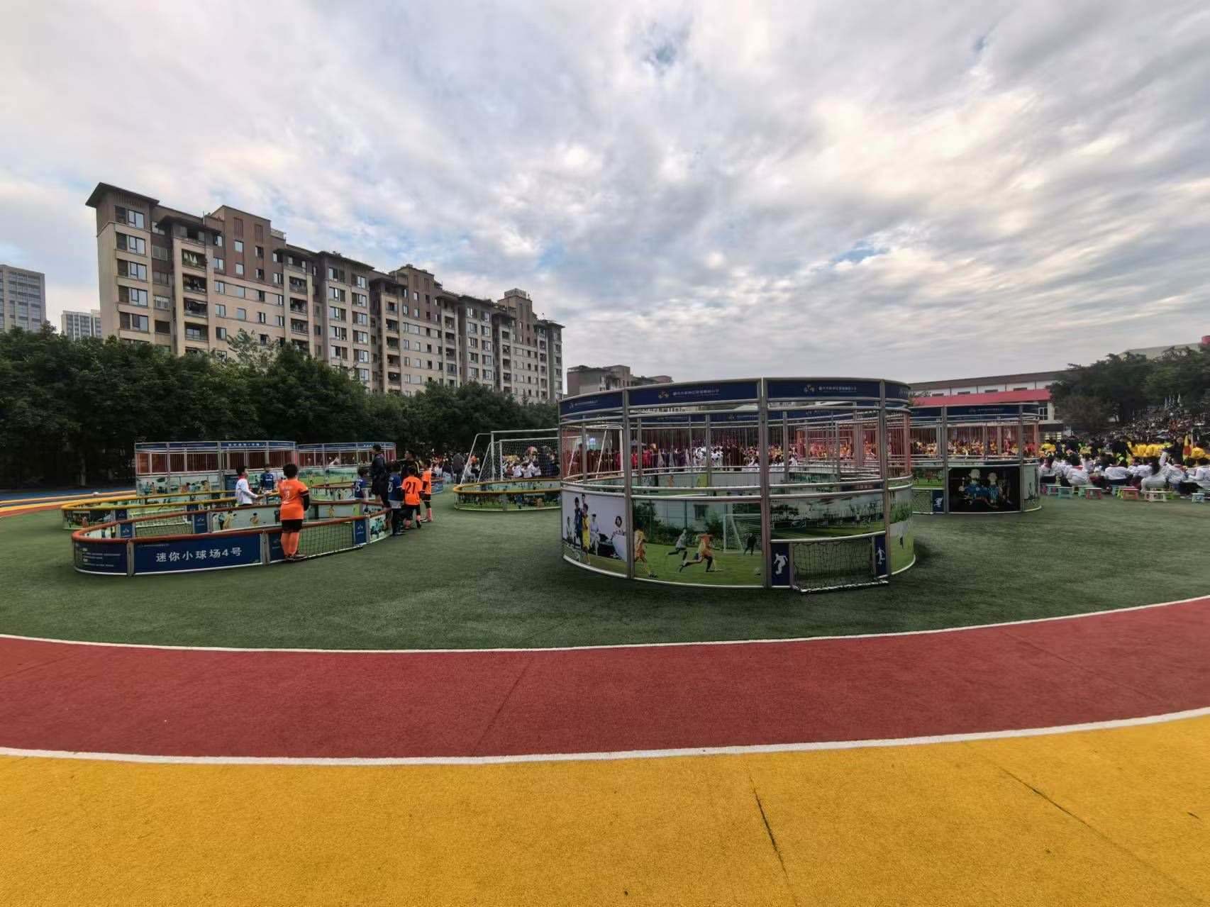 珊瑚魯能小學(xué)里的迷你足球場(chǎng)。 人民網(wǎng)記者 楊磊攝