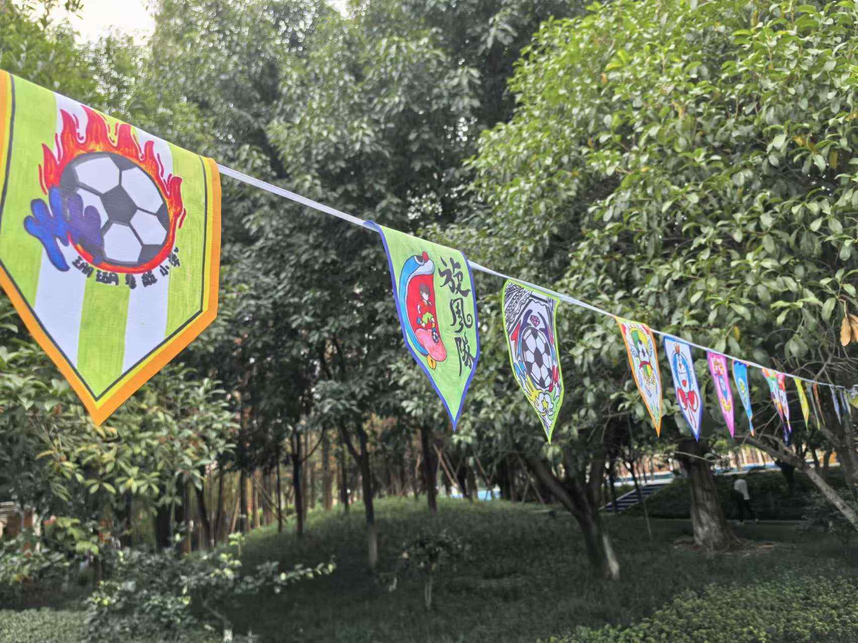 珊瑚魯能小學(xué)學(xué)生們手繪的“班超”隊(duì)徽。 人民網(wǎng)記者 楊磊攝