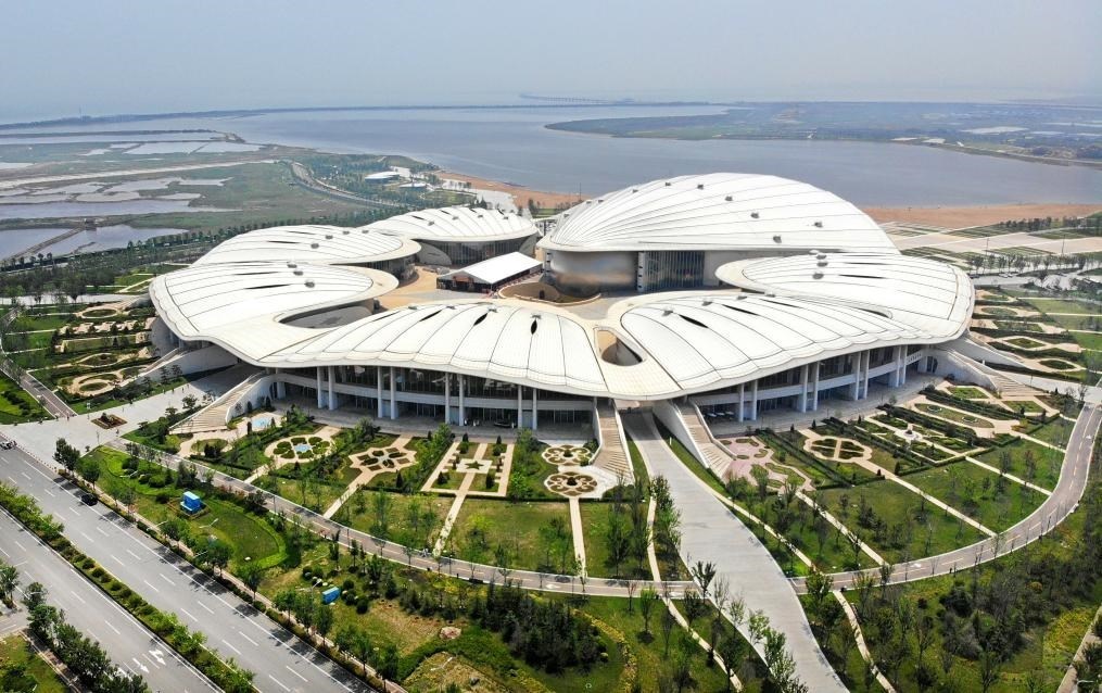 位于中國—上海合作組織地方經(jīng)貿(mào)合作示范區(qū)的青島·上合之珠國際博覽中心（2024年7月18日攝，無人機照片）。新華社記者李紫恒 攝