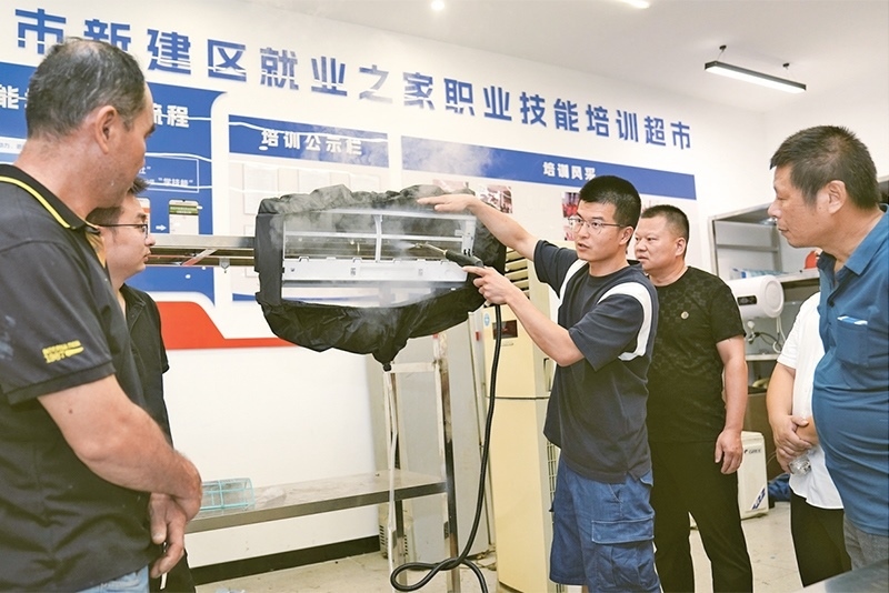 黨的二十屆三中全會(huì)強(qiáng)調(diào)，要健全終身職業(yè)技能培訓(xùn)制度。圖為2024年9月12日一位老師在給學(xué)員進(jìn)行家電清洗技術(shù)培訓(xùn)。 新華社記者 萬(wàn)象/攝