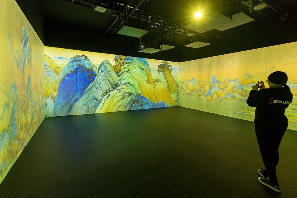 2019年1月29日，上海，市民在“千里江山圖科技藝術(shù)展”上參觀北宋名畫《千里江山圖》的AR全景展示并打卡拍照。