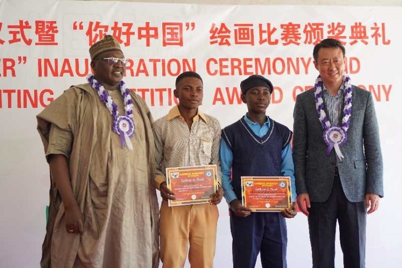 中國(guó)駐尼日利亞大使于敦海（右一）等為獲獎(jiǎng)學(xué)生頒獎(jiǎng) 尼日利亞中國(guó)文化中心供圖